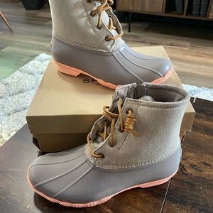 Sperry Saltwater Duck Rain Boots Taupe/Coral